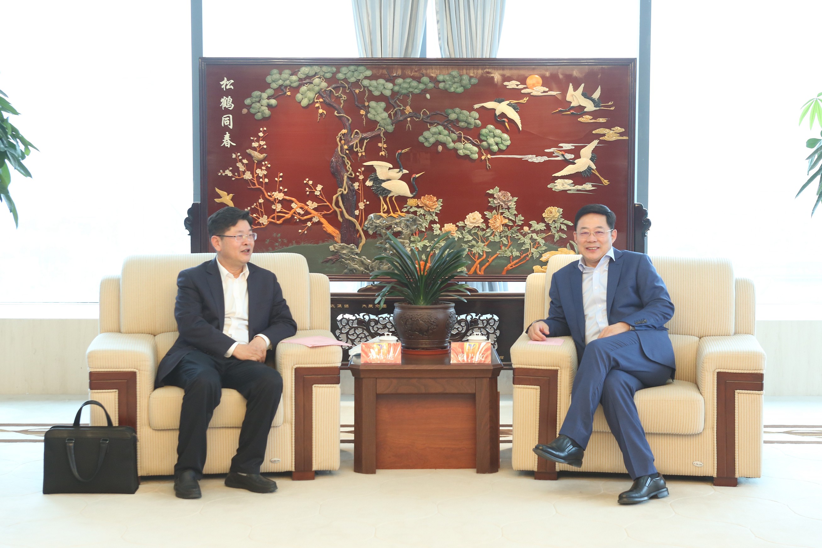20220317092015_v73mfrv7hs 张乃文会见中原银行黄石分行行长朱希庭_眸目压缩.jpg