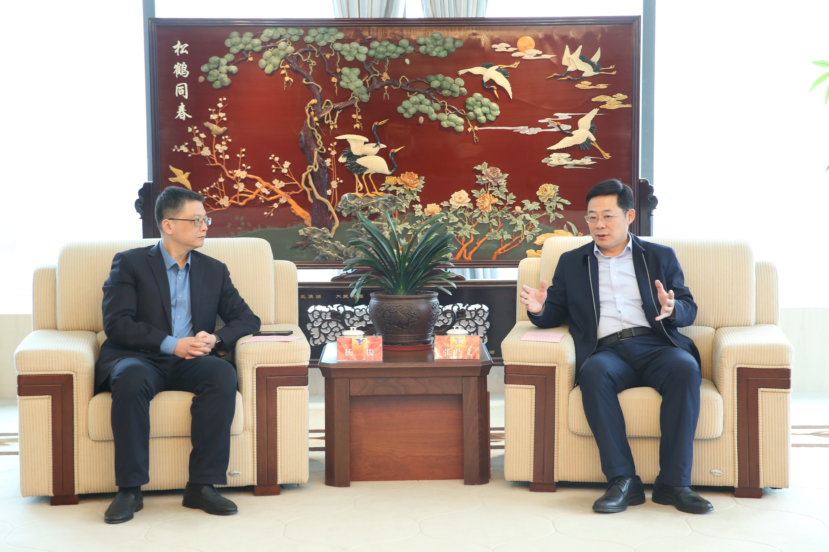 20220420192553_jdf037evid 张书记会见杨俊 1_眸目压缩.jpg