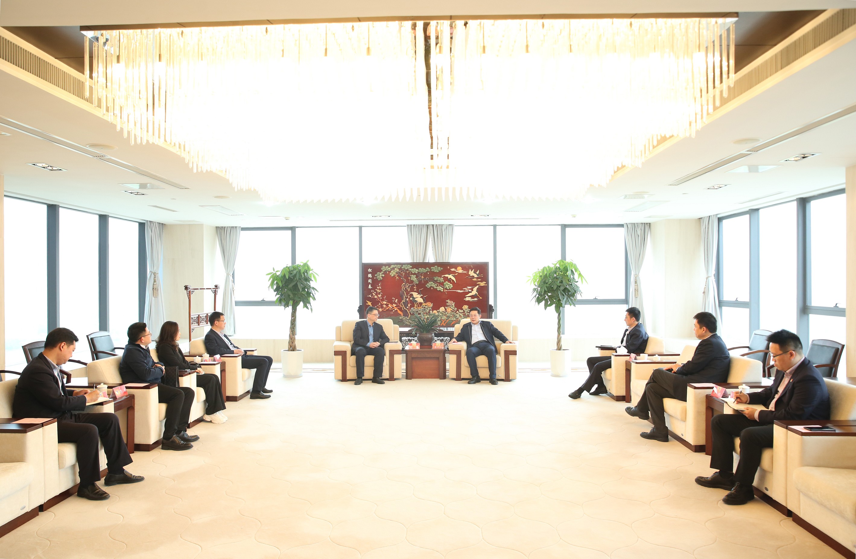 20220420192611_gp7gvspajk 张书记会见杨俊 2_眸目压缩.jpg