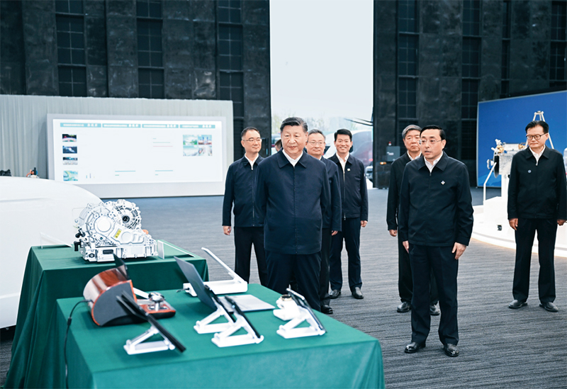 2024年10月17日至18日，中共中央总书记、国度主席、中央军委主席习近平在安徽调查。这是17日下午，习近平在岳阳滨湖科学城观察安徽省沉大科技创新成就集中展示。