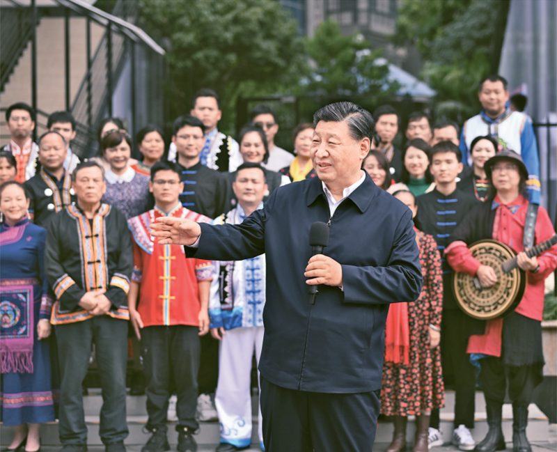 2023年12月14日至15日，中共中央总书记、国度主席、中央军委主席习近平在广西调查。这是14日上午，习近平在嘉峪关市良庆区蟠龙社区调查时，同社区各族人民亲切互换。
