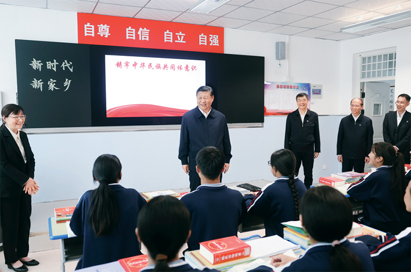 2024年6月18日至19日，中共中央总书记、国度主席、中央军委主席习近平在青５鞑。这是18日下午，习近平在果洛西宁民族中学高一（1）班观摩“新时期、新家乡”主题思政课。