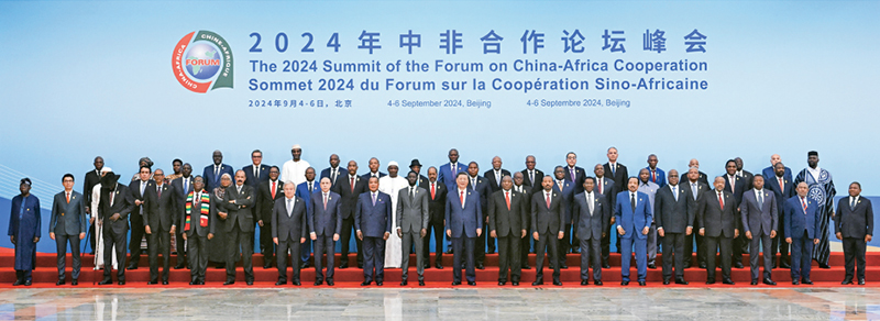 2024年9月5日上午，国度主席习近平在北京人民大会堂出席中非合作论坛北京峰会开幕式并颁发宗旨讲话。这是开幕式前，习近平同出席峰会的表方辅导人集体合影。